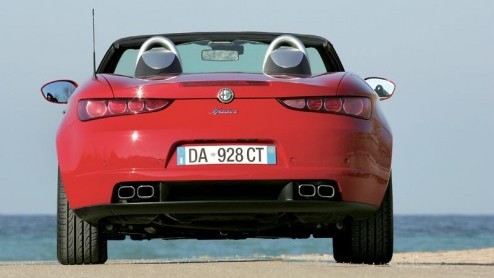 Als er n merk aan de lopende band mooie autos ontwerpt, dan is het wel Alfa Romeo. Vorig jaar de 159 en de Brera, eerder dit jaar de 159 Sportwagon en nu weer die prachtige Spider. Het kan niet stu