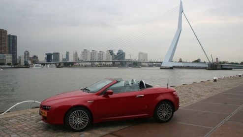 Afgelopen week heb ik de sleutels weer moeten inleveren van de Alfa Romeo Spider 3.2 V6 Q4 die wij een week te leen hadden. Nog nooit heb ik zoveel bekijks gehad met een auto als met deze Spider.