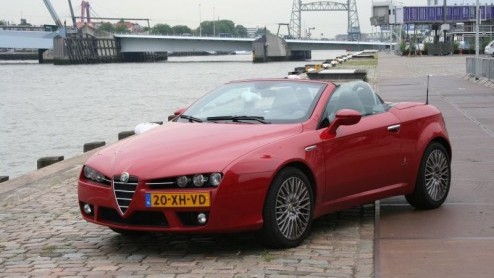 Afgelopen week heb ik de sleutels weer moeten inleveren van de Alfa Romeo Spider 3.2 V6 Q4 die wij een week te leen hadden. Nog nooit heb ik zoveel bekijks gehad met een auto als met deze Spider.