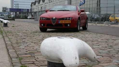 Afgelopen week heb ik de sleutels weer moeten inleveren van de Alfa Romeo Spider 3.2 V6 Q4 die wij een week te leen hadden. Nog nooit heb ik zoveel bekijks gehad met een auto als met deze Spider.