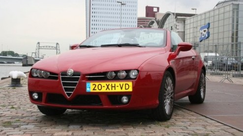 Afgelopen week heb ik de sleutels weer moeten inleveren van de Alfa Romeo Spider 3.2 V6 Q4 die wij een week te leen hadden. Nog nooit heb ik zoveel bekijks gehad met een auto als met deze Spider.