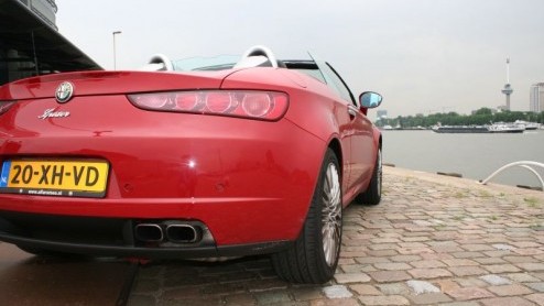 Afgelopen week heb ik de sleutels weer moeten inleveren van de Alfa Romeo Spider 3.2 V6 Q4 die wij een week te leen hadden. Nog nooit heb ik zoveel bekijks gehad met een auto als met deze Spider.