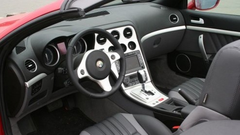 Afgelopen week heb ik de sleutels weer moeten inleveren van de Alfa Romeo Spider 3.2 V6 Q4 die wij een week te leen hadden. Nog nooit heb ik zoveel bekijks gehad met een auto als met deze Spider.