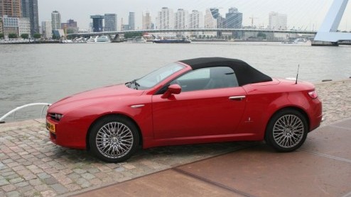 Afgelopen week heb ik de sleutels weer moeten inleveren van de Alfa Romeo Spider 3.2 V6 Q4 die wij een week te leen hadden. Nog nooit heb ik zoveel bekijks gehad met een auto als met deze Spider.