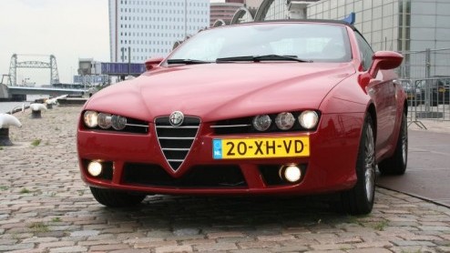 Afgelopen week heb ik de sleutels weer moeten inleveren van de Alfa Romeo Spider 3.2 V6 Q4 die wij een week te leen hadden. Nog nooit heb ik zoveel bekijks gehad met een auto als met deze Spider.