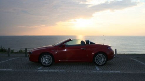 Afgelopen week heb ik de sleutels weer moeten inleveren van de Alfa Romeo Spider 3.2 V6 Q4 die wij een week te leen hadden. Nog nooit heb ik zoveel bekijks gehad met een auto als met deze Spider.