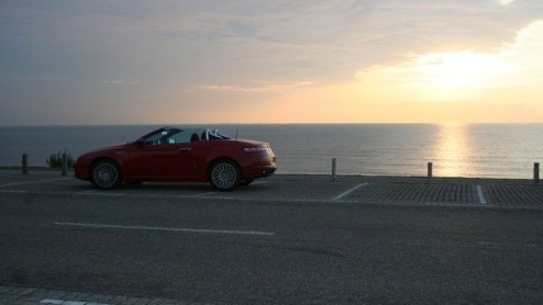 Afgelopen week heb ik de sleutels weer moeten inleveren van de Alfa Romeo Spider 3.2 V6 Q4 die wij een week te leen hadden. Nog nooit heb ik zoveel bekijks gehad met een auto als met deze Spider.