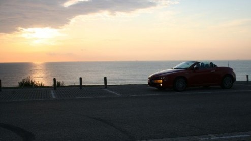 Afgelopen week heb ik de sleutels weer moeten inleveren van de Alfa Romeo Spider 3.2 V6 Q4 die wij een week te leen hadden. Nog nooit heb ik zoveel bekijks gehad met een auto als met deze Spider.