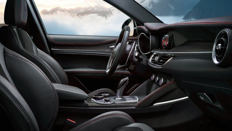 Op de Los Angeles Auto Show 2016 heeft Alfa Romeo zijn eerste SUV onthuld: de Stelvio. De Quadrifolgio is de eerste uitvoering die we te zien krijgen.