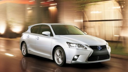 De vernieuwde Lexus CT 200h is officieel gepresenteerd op de Tokyo Motor Show en heeft inmiddels ook een prijskaartje. De CT 200h is er vanaf 26.690 euro en komt in aanmerking voor 14% bijtelling