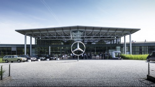De nieuwe Mercedes-Benz C-klasse wordt op vier continenten gebouwd. Iedere 70 seconden rolt er een nieuw exemplaar van de band. Wij zijn een kijkje gaan nemen in de fabriek in het Duitse Bremen.