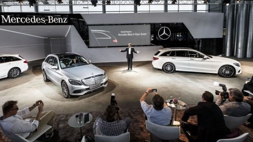 De nieuwe Mercedes-Benz C-klasse wordt op vier continenten gebouwd. Iedere 70 seconden rolt er een nieuw exemplaar van de band. Wij zijn een kijkje gaan nemen in de fabriek in het Duitse Bremen.