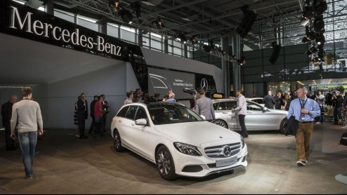 De nieuwe Mercedes-Benz C-klasse wordt op vier continenten gebouwd. Iedere 70 seconden rolt er een nieuw exemplaar van de band. Wij zijn een kijkje gaan nemen in de fabriek in het Duitse Bremen.