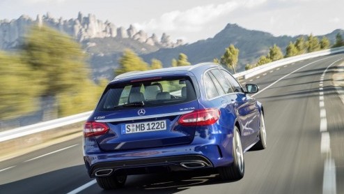 De nieuwe Mercedes-Benz C-klasse wordt op vier continenten gebouwd. Iedere 70 seconden rolt er een nieuw exemplaar van de band. Wij zijn een kijkje gaan nemen in de fabriek in het Duitse Bremen.