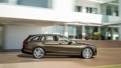 De nieuwe Mercedes-Benz C-klasse wordt op vier continenten gebouwd. Iedere 70 seconden rolt er een nieuw exemplaar van de band. Wij zijn een kijkje gaan nemen in de fabriek in het Duitse Bremen.