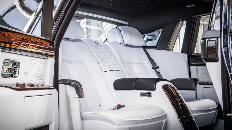 Het was bekend dat het eraan zat te komen en nu is het zover: de allerlaatste Rolls-Royce Phantom VII is een feit. Het laatste exemplaar heeft het Huis van Rolls-Royce in Goodwood verlaten.