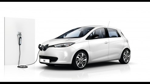 Renault ZOE opladen aan 220V-stopcontact met nieuwe 220 volt acculader. De Nederlandse importeur kiest er niet voor de Flexi Charger te gaan leveren. Ook nieuw is acculease vanaf 49 euro.