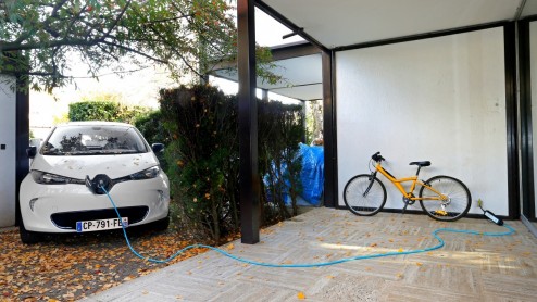 Renault ZOE opladen aan 220V-stopcontact met nieuwe 220 volt acculader. De Nederlandse importeur kiest er niet voor de Flexi Charger te gaan leveren. Ook nieuw is acculease vanaf 49 euro.