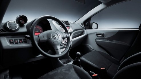 Terug van weggeweest, de Suzuki Alto komt er aan! Op de autoshow van Parijs ziet de nieuwe stadskar, vergezeld door een aantal studiemodellen, het levenslicht. Update: Vandaag is-ie onthuld, met nieuw