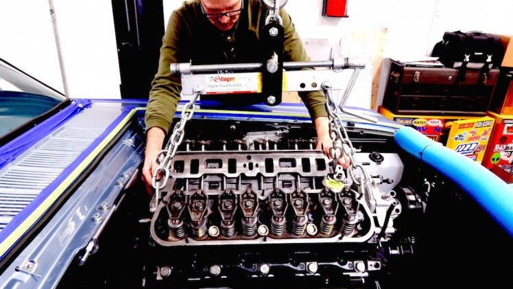 Het is geen perfect bewaard exemplaar, maar een gloednieuwe auto. Het Amerikaanse Revology Cars bouwt sinds kort replica's van de oer-Mustang, maar dan wel van zeer hoge kwaliteit.