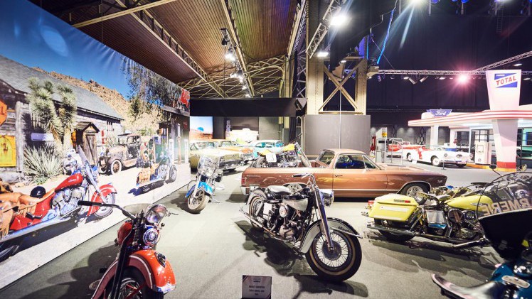 Autoworld Brussel heeft tot eind januari een prachtige thematentoonstelling over Amerikaanse auto's en motoren uit de jaren vijftig en zestig.