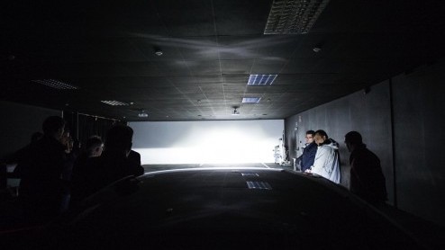 De ontwikkeling van autoverlichting, van halogeen naar xenon en led. Dit jaar doet ook al laserverlichting intrede bij BMW en Audi.