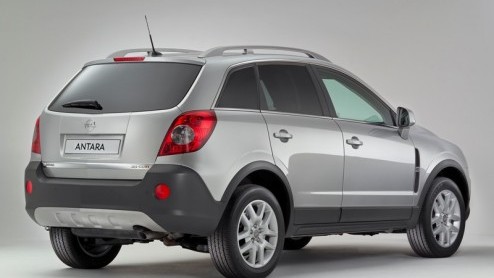 Opel zet Antara-liefhebbers met een eigen bedrijf in het zonnetje. De SUV van het merk is nu ook in grijskenteken uitvoering leverbaar. Deze Opel Antara Van is voorzien van de 2.0 CDTI diesel met hand