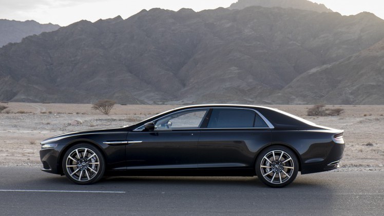 Exclusiviteit heeft een prijs. Aston Martin bouwt 200 exemplaren van de Lagonda, die in het Verenigd Koninkrijk een vanafprijs heeft van 696.000 Britse pond, zon n miljoen euro.