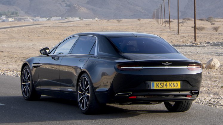 Exclusiviteit heeft een prijs. Aston Martin bouwt 200 exemplaren van de Lagonda, die in het Verenigd Koninkrijk een vanafprijs heeft van 696.000 Britse pond, zon n miljoen euro.