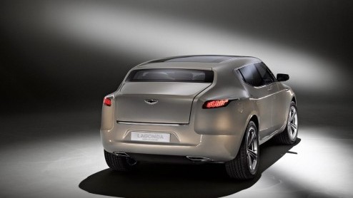 Aston Martin-topman Ulrich Bez hoopt op een verregaande samenwerking met Daimler.Zo zou de Lagonda prima uit de voeten kunnen op het onderstel van de volgende generatie ML-klasse.