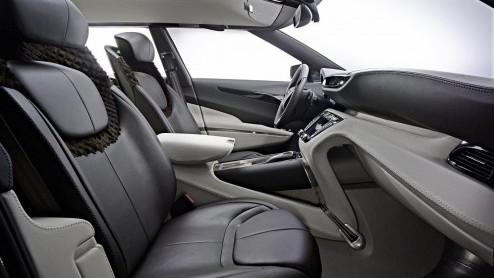 Aston Martin-topman Ulrich Bez hoopt op een verregaande samenwerking met Daimler.Zo zou de Lagonda prima uit de voeten kunnen op het onderstel van de volgende generatie ML-klasse.