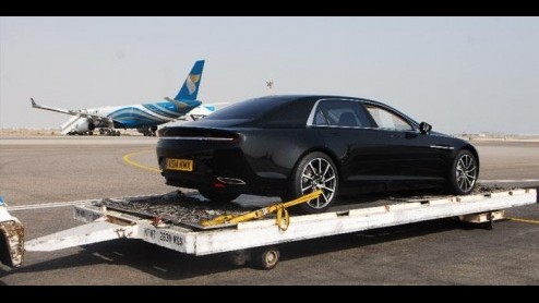 Aston Martin heeft onlangs de terugkeer van de Lagonda aangekondigd. Klein detail, het vlaggenschip is alleen te koop in het Midden-Oosten. En juist daar is de fabrikant aan het testen.