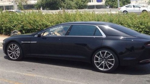 Aston Martin heeft onlangs de terugkeer van de Lagonda aangekondigd. Klein detail, het vlaggenschip is alleen te koop in het Midden-Oosten. En juist daar is de fabrikant aan het testen.