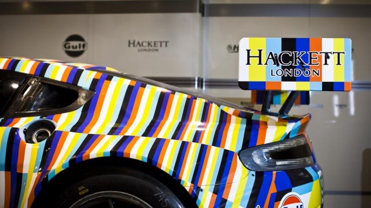 Niet het herkenbare lichtblauw en oranje van Gulf, maar een wilde verzameling geometrische vormen is dit weekend te zien op Le Mans. Aston Martin Racing presenteerde vandaag de 'art car'.