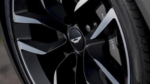 Update voor Aston Martin Vanquish en Rapide S met nieuwe achttrapsautomaat, meer vermogen en styling upgrades.