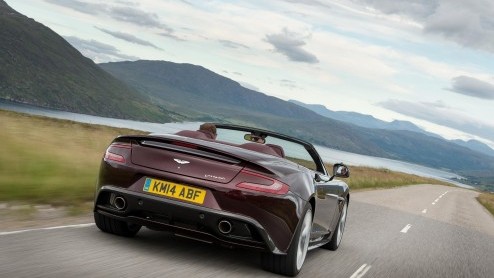 Update voor Aston Martin Vanquish en Rapide S met nieuwe achttrapsautomaat, meer vermogen en styling upgrades.