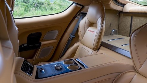 Update voor Aston Martin Vanquish en Rapide S met nieuwe achttrapsautomaat, meer vermogen en styling upgrades.
