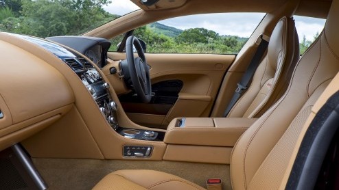 Update voor Aston Martin Vanquish en Rapide S met nieuwe achttrapsautomaat, meer vermogen en styling upgrades.