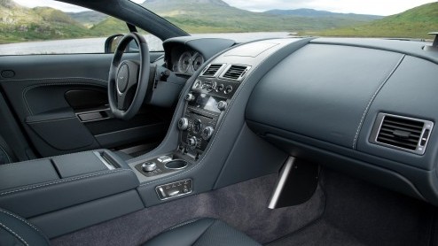 Update voor Aston Martin Vanquish en Rapide S met nieuwe achttrapsautomaat, meer vermogen en styling upgrades.