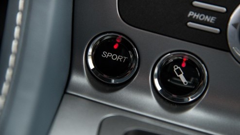 Update voor Aston Martin Vanquish en Rapide S met nieuwe achttrapsautomaat, meer vermogen en styling upgrades.