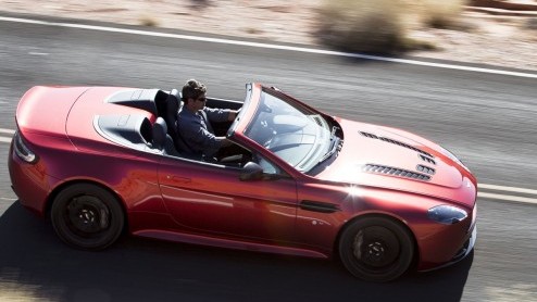 Ook de zomerse Aston Martin V12 Vantage komt er in een ultra sportieve S-versie. In de Roadster zul je nog meer kunnen genieten van de klanken van de dikke V12-krachtbron met 573 pk en 620 Nm.