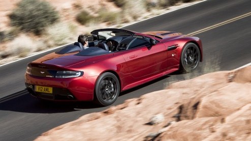 Ook de zomerse Aston Martin V12 Vantage komt er in een ultra sportieve S-versie. In de Roadster zul je nog meer kunnen genieten van de klanken van de dikke V12-krachtbron met 573 pk en 620 Nm.
