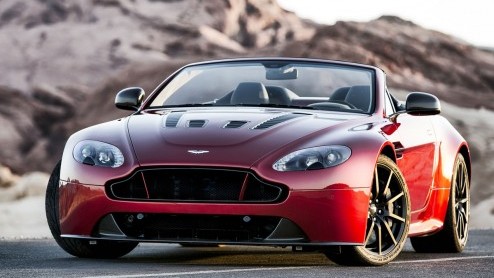 Ook de zomerse Aston Martin V12 Vantage komt er in een ultra sportieve S-versie. In de Roadster zul je nog meer kunnen genieten van de klanken van de dikke V12-krachtbron met 573 pk en 620 Nm.