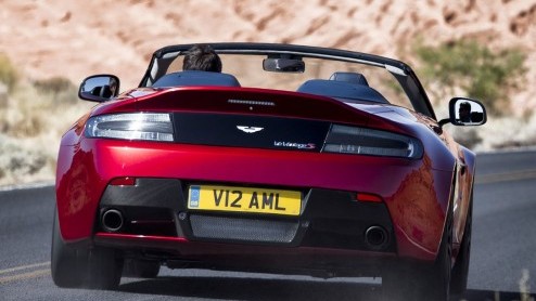 Ook de zomerse Aston Martin V12 Vantage komt er in een ultra sportieve S-versie. In de Roadster zul je nog meer kunnen genieten van de klanken van de dikke V12-krachtbron met 573 pk en 620 Nm.