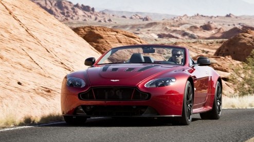 Ook de zomerse Aston Martin V12 Vantage komt er in een ultra sportieve S-versie. In de Roadster zul je nog meer kunnen genieten van de klanken van de dikke V12-krachtbron met 573 pk en 620 Nm.