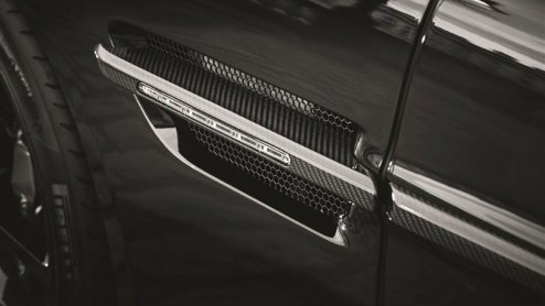 Speciaal voor de carbon fetisjisten heeft Aston Martin voor de Vanquish een Carbon Edition in de aanbieding. De sportcoup is leverbaar in twee kleuren en verfraaid met de nodige carbon-elementen.