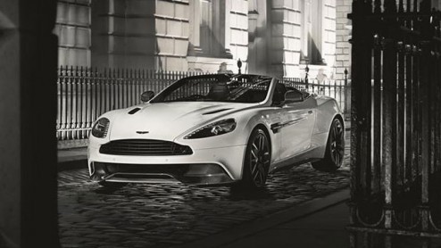 Speciaal voor de carbon fetisjisten heeft Aston Martin voor de Vanquish een Carbon Edition in de aanbieding. De sportcoup is leverbaar in twee kleuren en verfraaid met de nodige carbon-elementen.
