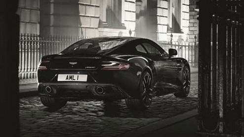 Speciaal voor de carbon fetisjisten heeft Aston Martin voor de Vanquish een Carbon Edition in de aanbieding. De sportcoup is leverbaar in twee kleuren en verfraaid met de nodige carbon-elementen.