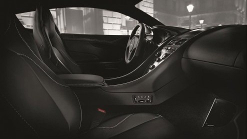 Speciaal voor de carbon fetisjisten heeft Aston Martin voor de Vanquish een Carbon Edition in de aanbieding. De sportcoup is leverbaar in twee kleuren en verfraaid met de nodige carbon-elementen.