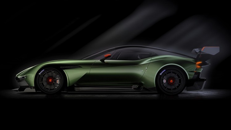 Een carrosserie volledig van carbon, een 7,0 liter V12 met ruim 800 pk en een achterspoiler waarmee een F16 nog aan de grond zou kleven: De nieuwe Aston Martin Vulcan is klaar voor trackdays.